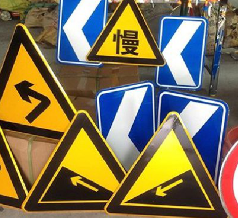 玉龙标识标牌中颜色的确定是很重要的。