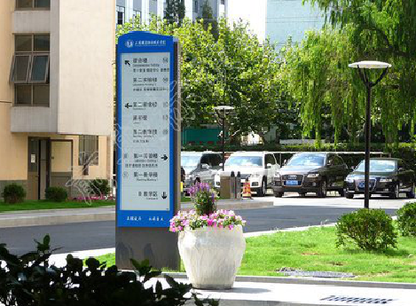 玉龙哪些因素影响宣传栏的制作？